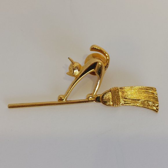 Vintage Halloween Scaredy Cat Witch's Broom Gold Tone Brooch Pin - Picture 1 of 7
